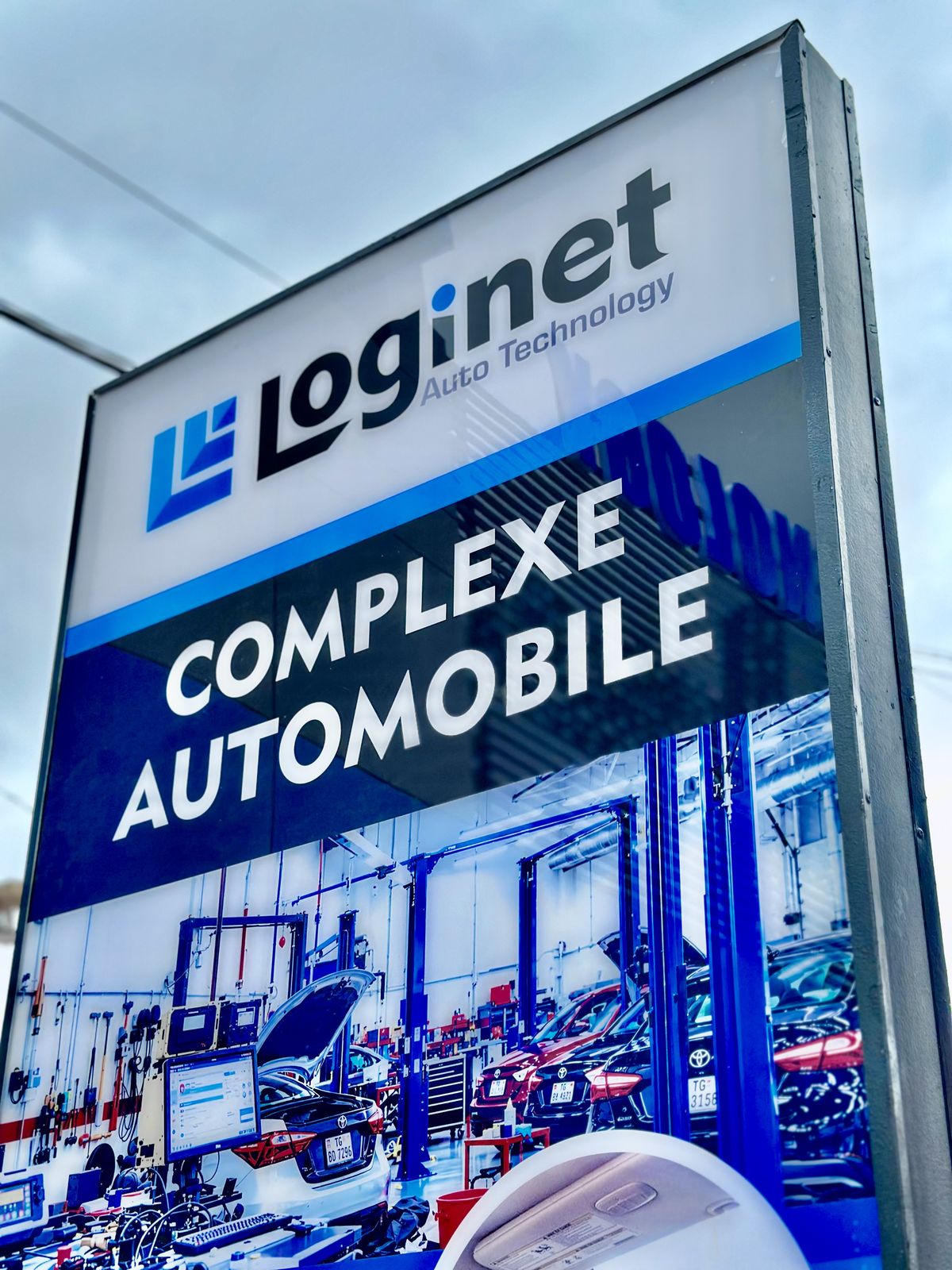 Le totem « Complexe automobile », à l'entrée
