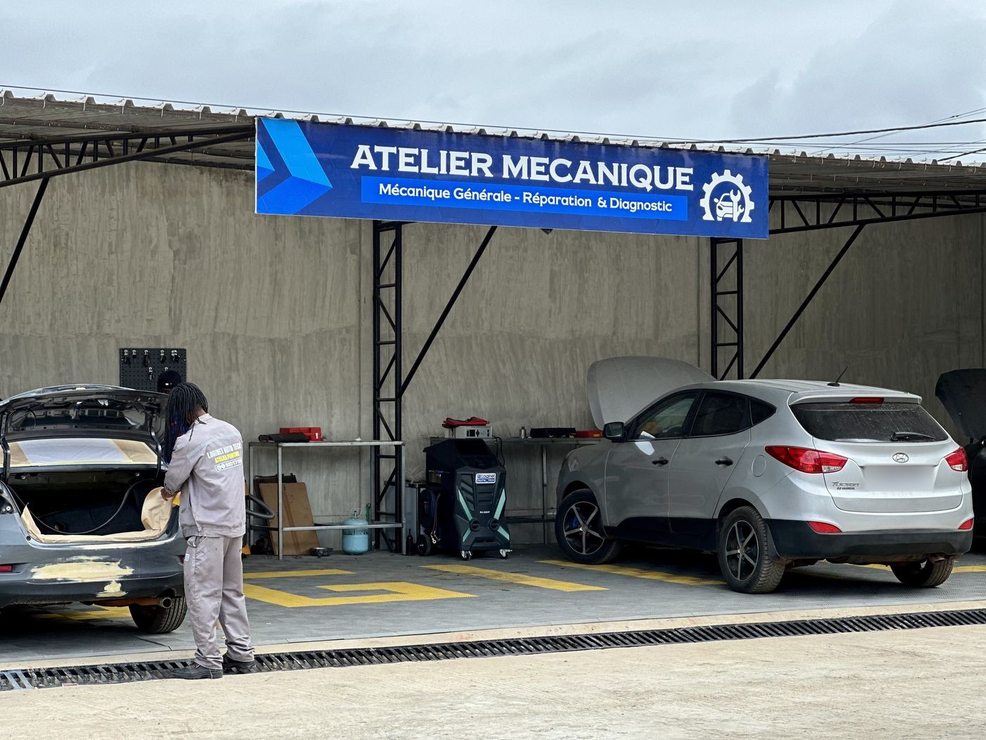 Intervention sous capot, à deux postes